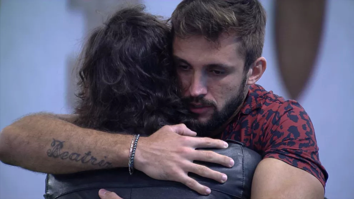 Fiuk e Arthur se abraçam no BBB 21