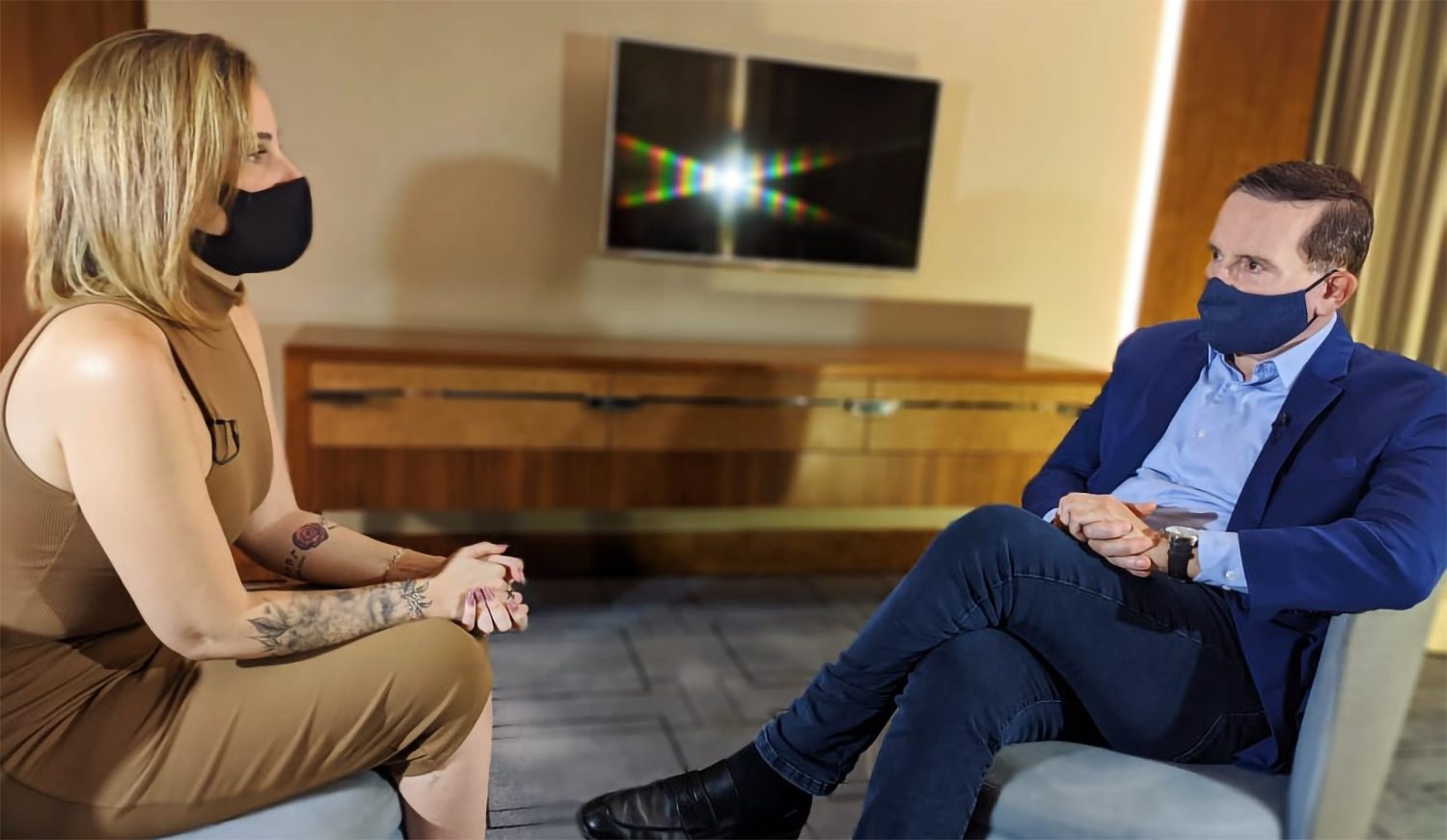 Débora Mello Saraiva e Roberto Cabrini