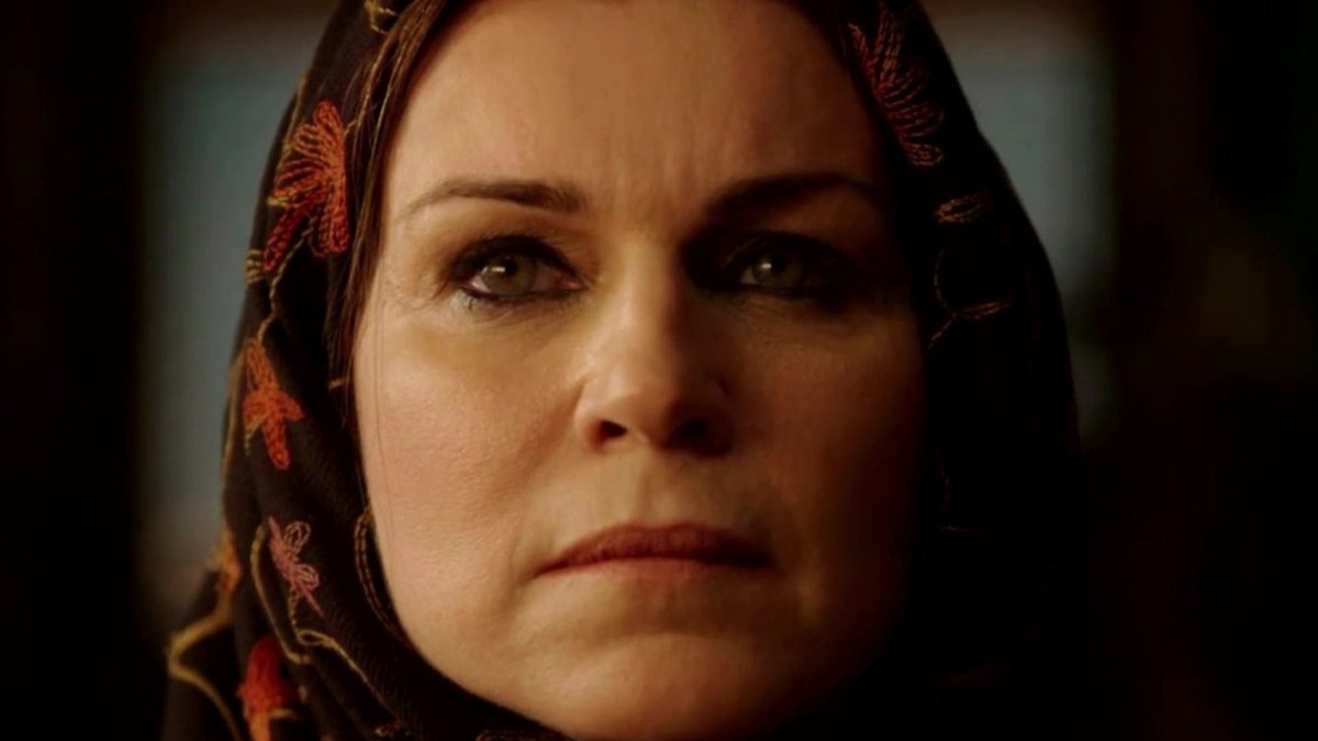 Sarai (Adriana Garambone) salva a vida de Gate (Mário Bregieira) em Gênesis (Reprodução/Record TV)