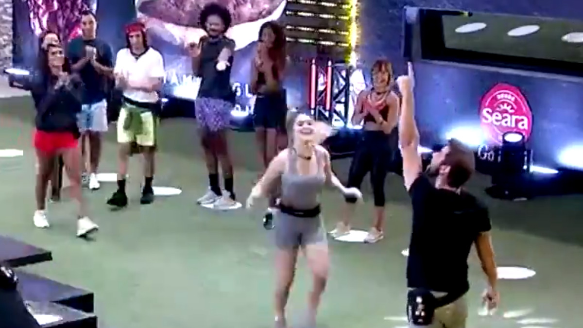 Viih corre para abraçar Caio