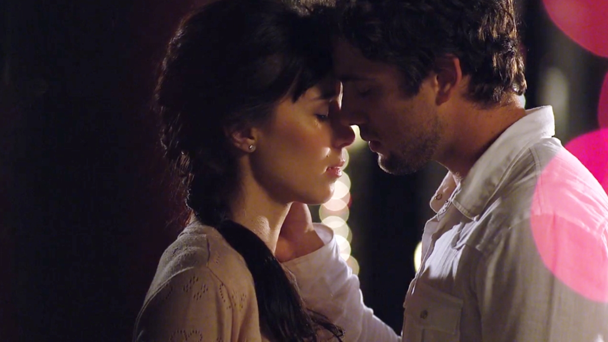 Manu (Marjorie Estiano) e Rodrigo (Rafael Cardoso) se beijam pela primeira vez (Reprodução: Globo)