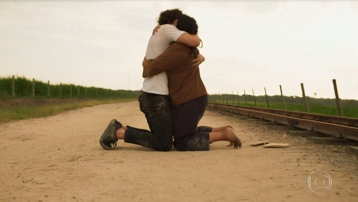 Chay Suede e Regina Casé em cena de Amor de Mãe (Reprodução: Globo)