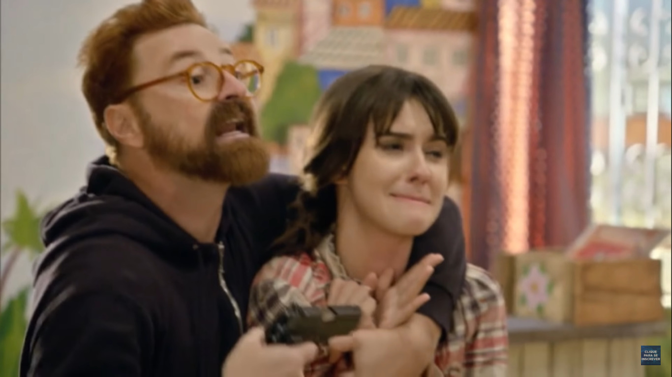 Taylor (Emílio Orciollo Netto) ameaça Gabriela (Rafaela Sampaio) em Topíssima (Reprodução / YouTube)