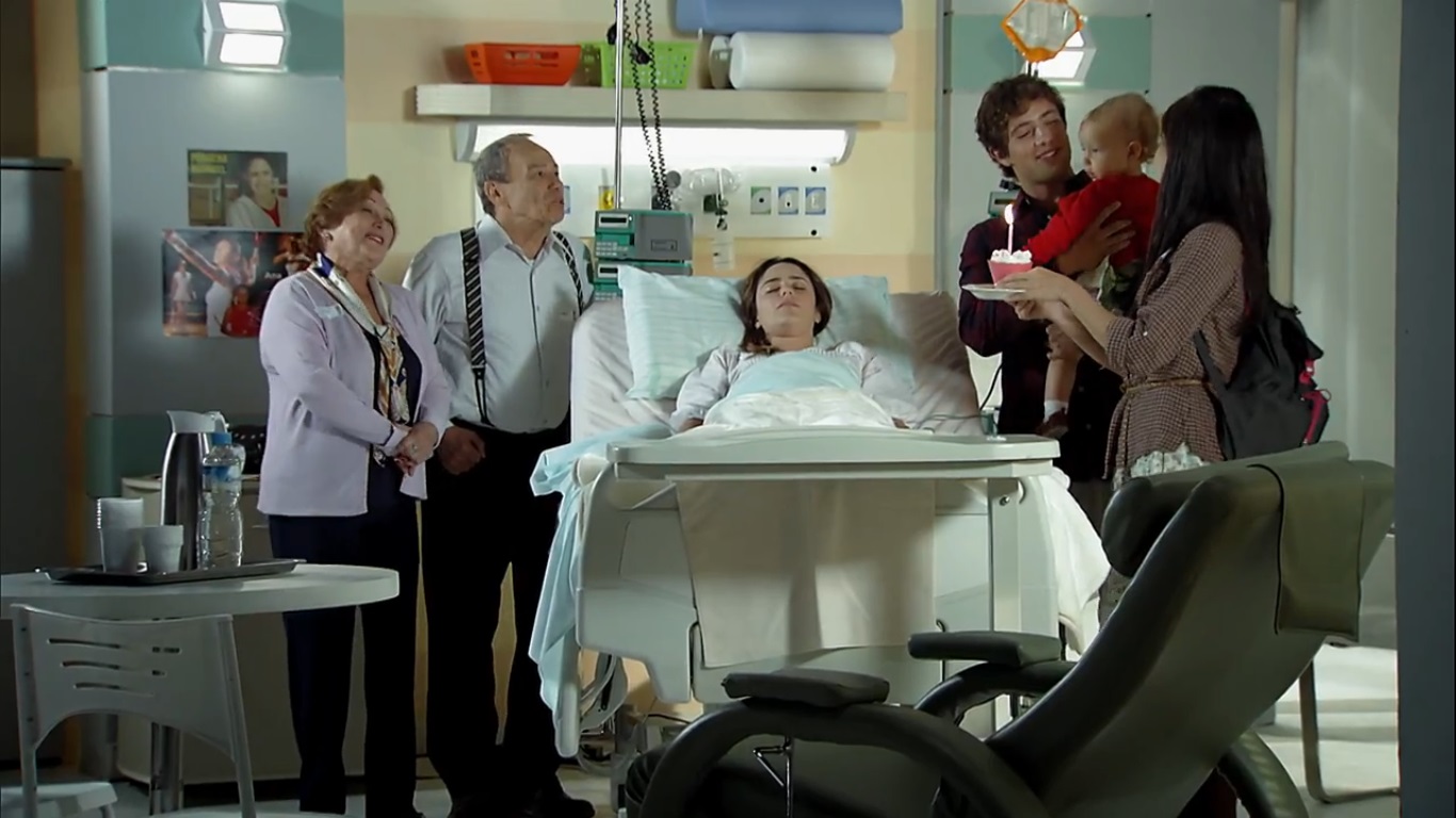 Ana (Fernanda Vasconcellos) ao lado da família em A Vida da Gente