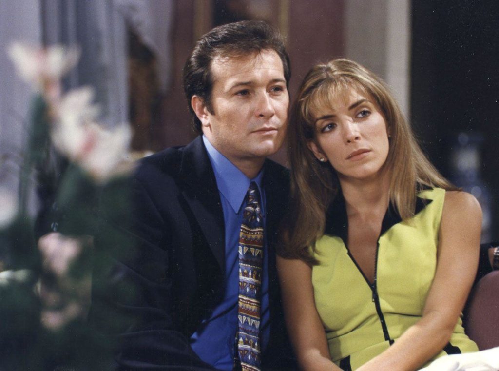 Guadalupe (Laura Flores) terminou A Alma Não Tem Cor sem o amor de sua vida, Lisandro (Arturo Peniche) (Divulgação / Televisa)
