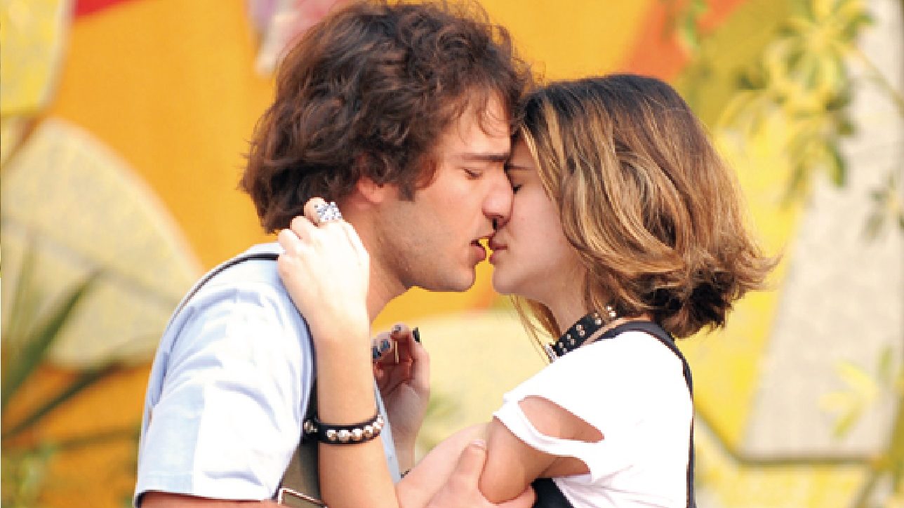 Juliana Paiva e Humberto Carrão como Valquíria e Luti em Ti-Ti-Ti (Reprodução / Globo)