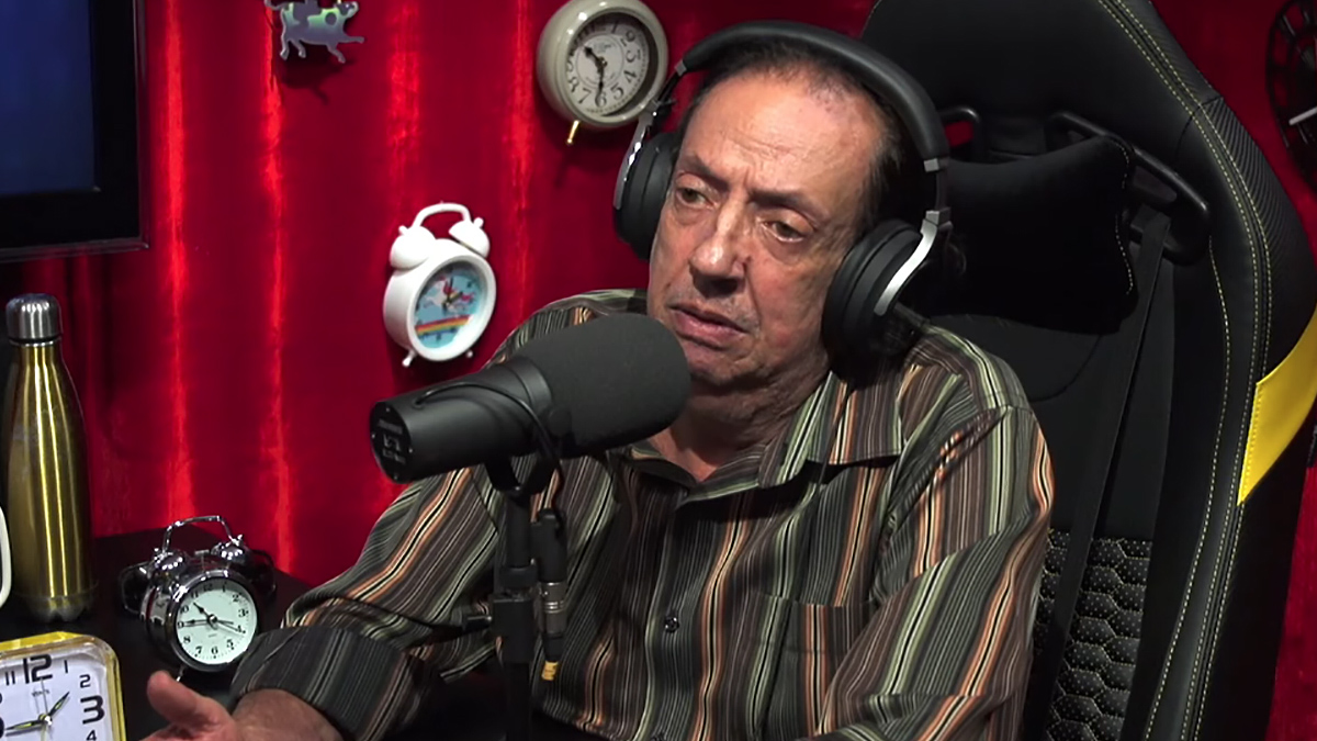 O ator Marcos Oliveira em entrevista ao podcast Só 1 Minutinho