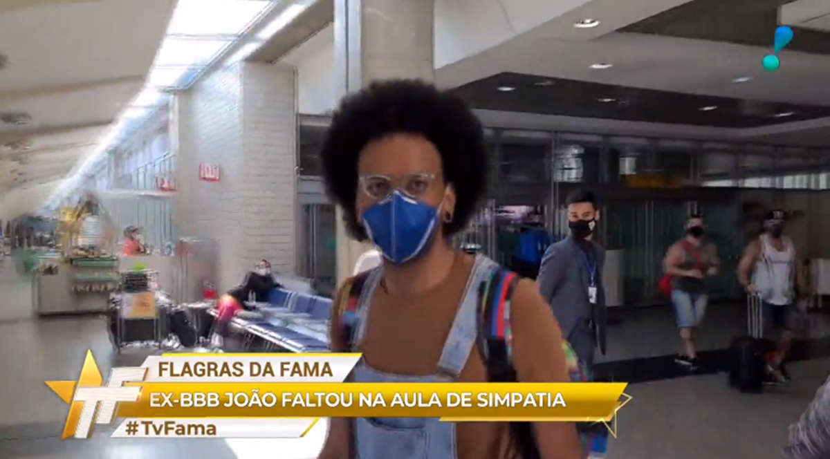 João Luiz, do BBB 21, ignora repórter do TV Fama no aeroporto de Congonhas (Reprodução: RedeTV!)