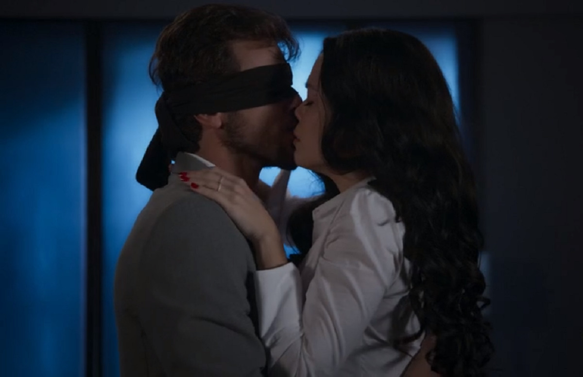 Rafael (Bruno Ferrari) e Kyra (Vitória Strada) em 'encontro espiritual' em Salve-se Quem Puder