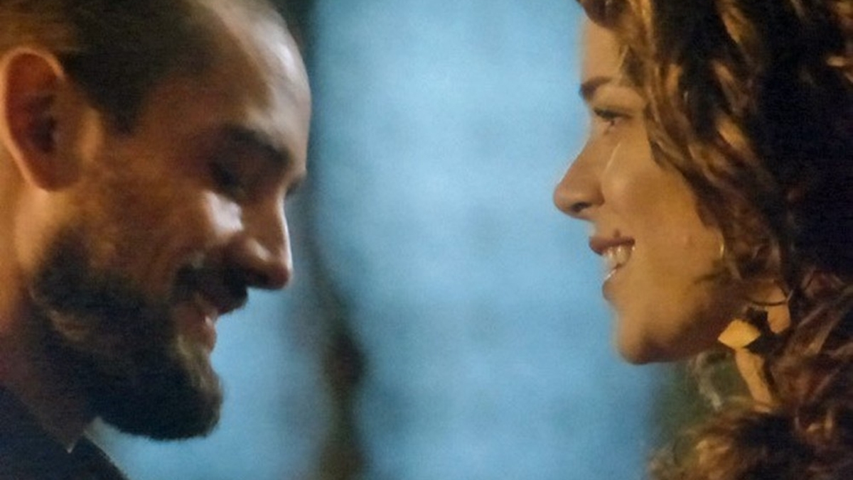 Em 'Império', Vicente (Rafael Cardoso) e Cristina (Leandra Leal) conversam após ele salvá-la de um ataque (Foto: Globo)