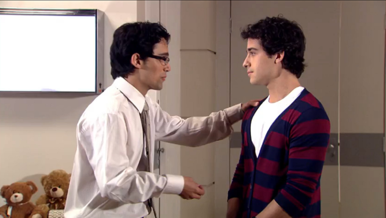 Dr. Eduardo (Josafá Filho) e Julinho (André Arteche) em Ti-ti-ti