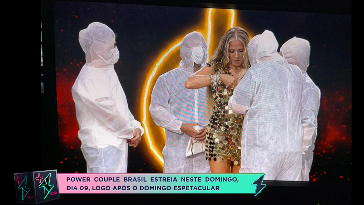 Adriane Galisteu com equipe do Power Couple