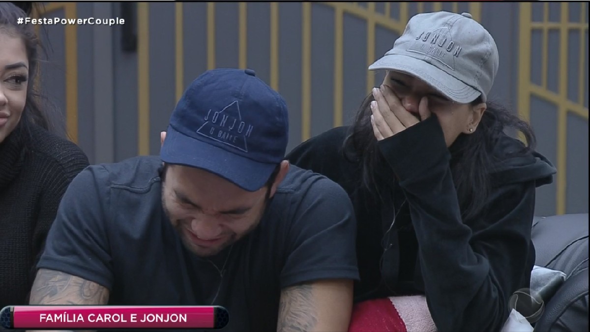 Carol e JonJon recebem Áudio de família no Power Couple