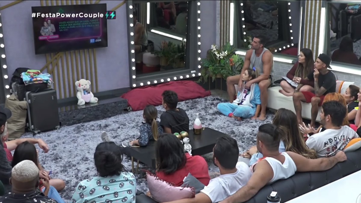 Casais responde perguntas do público no Power Couple_3005