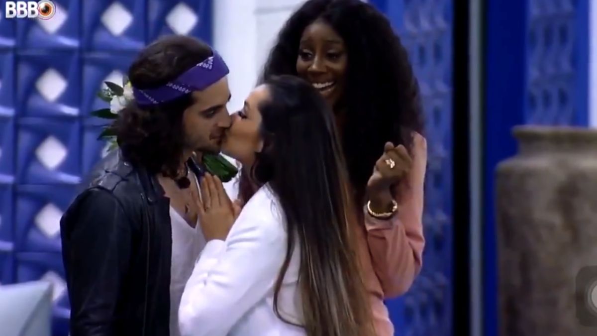 Fiuk e Juliette dão selinho no BBB 21