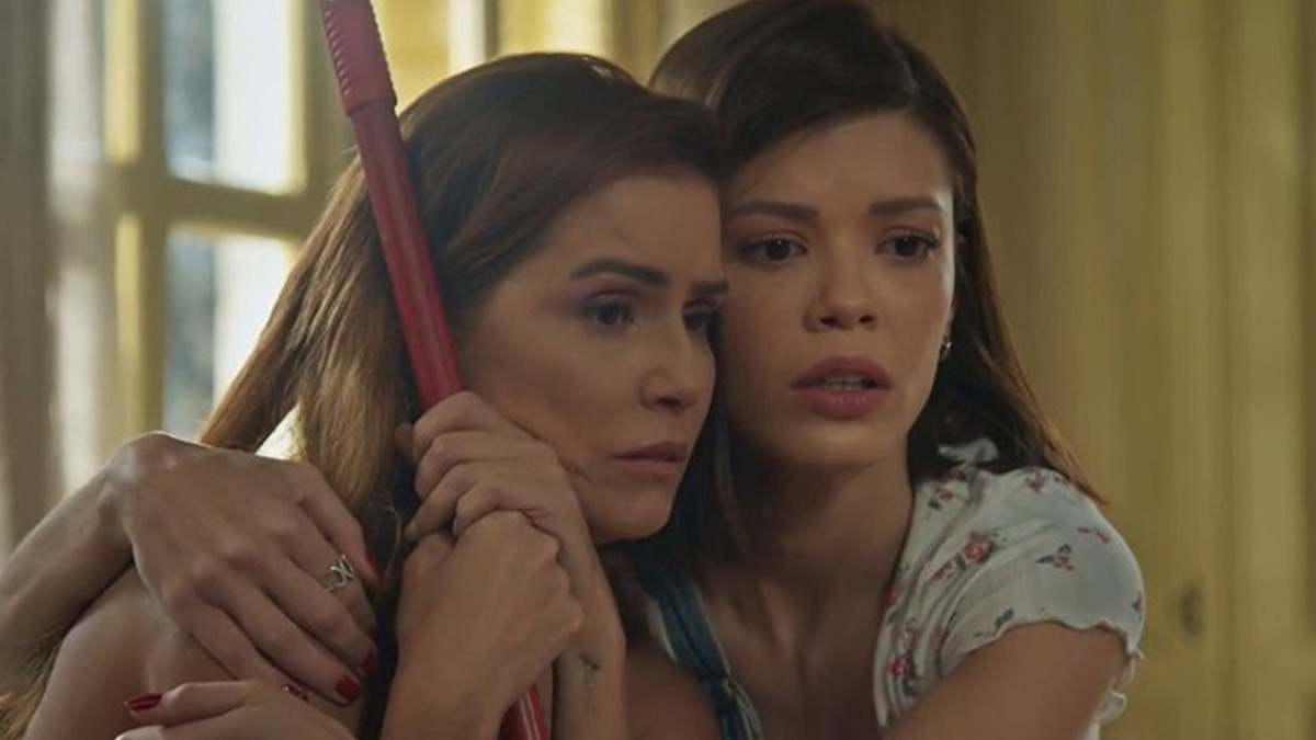 Kyra (Vitória Strada) e Alexia (Deborah Secco) em Salve-se Quem Puder (Reprodução/Globo)