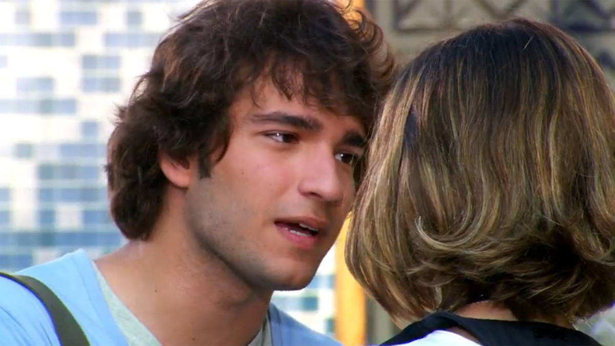 Luti (Humberto Carrão) e Valquíria (Juliana Paiva) em Ti ti ti