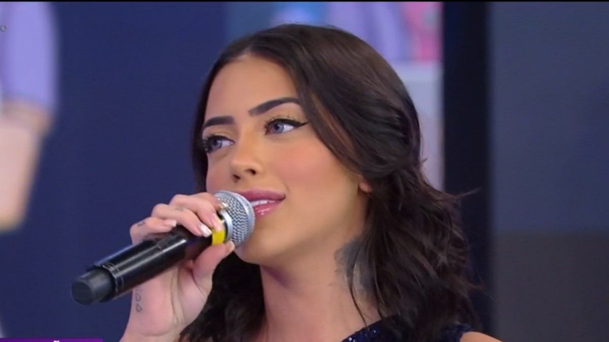 MC Mirella do Power Couple n'A Hora do Faro