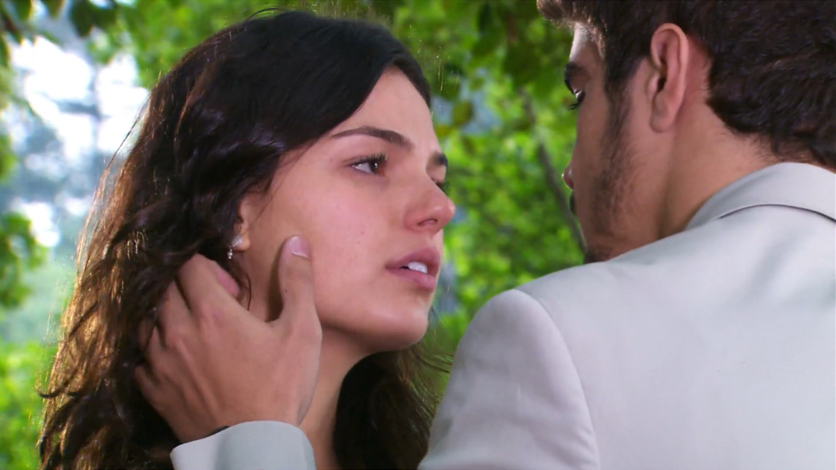 Marcela (Isis Valverde) e Edgar (Caio Castro) em Ti Ti Ti (Reprodução/Globo)