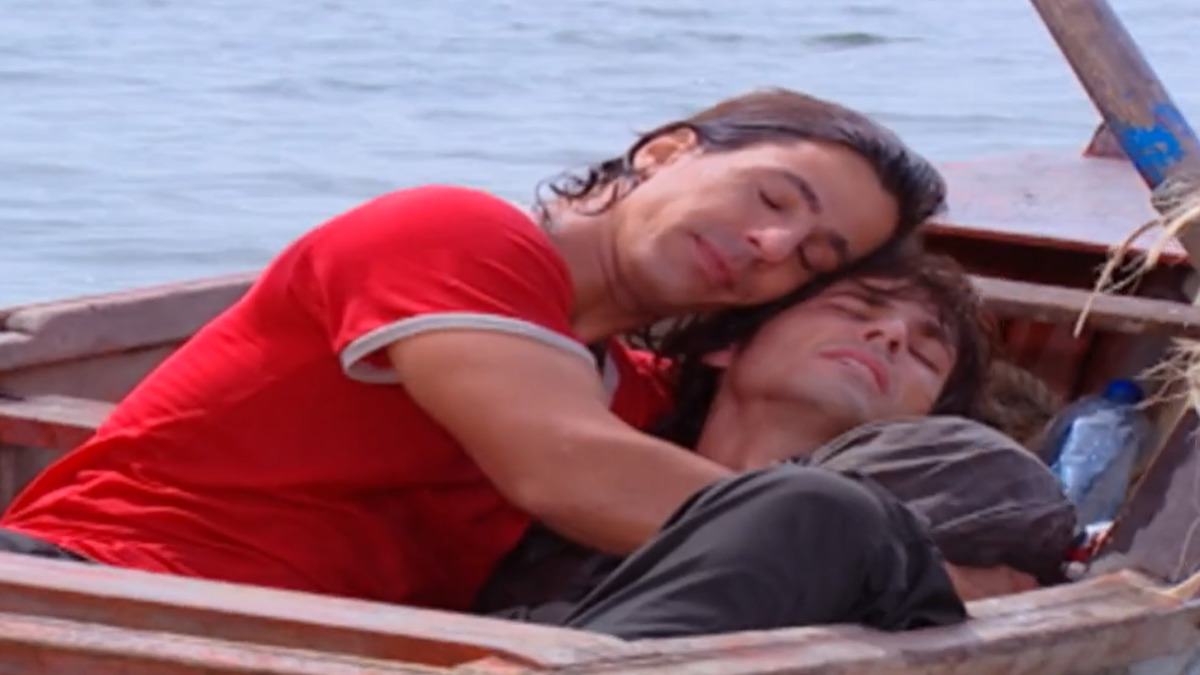Paco (Reynaldo Gianecchini) é salvo por Ulisses (Leonardo Brício) em Da Cor do Pecado (Reprodução/Globoplay)