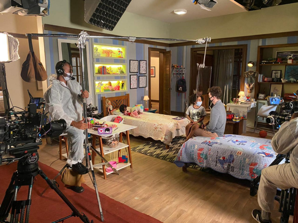 Alan (Thiago Fragoso) e Mosquito (Ygor Mar&ccedil;al) ensaiam com m&aacute;scara e acr&iacute;lico (Globo/Danilo Togo)
