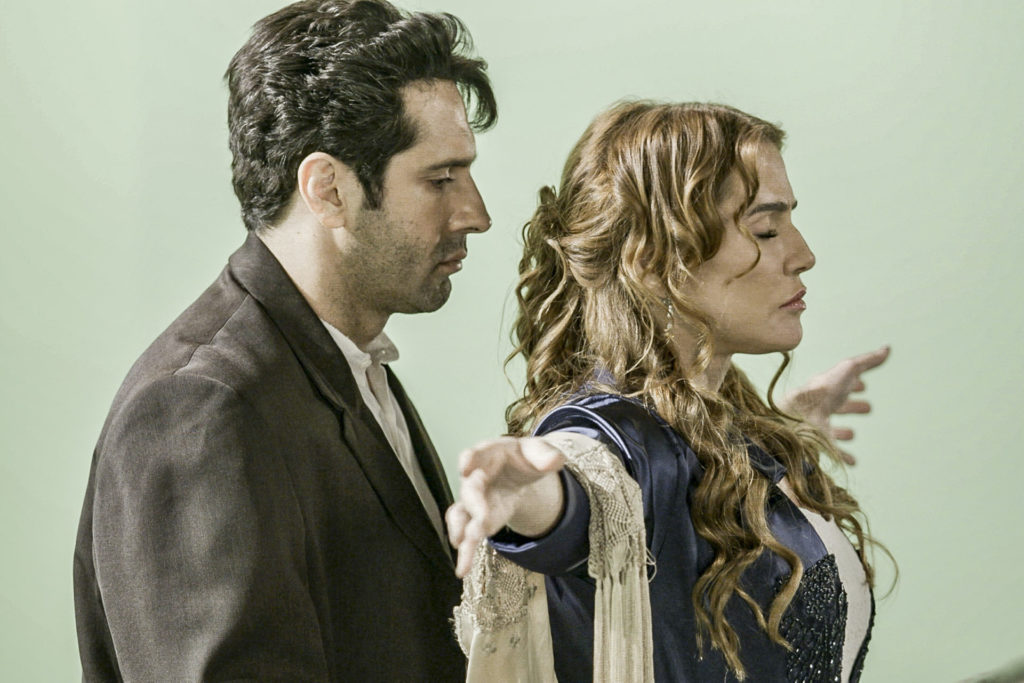 João Baldasserini e Deborah Secco recriam cena clássica de Titanic (Rede Globo/Divulgação)