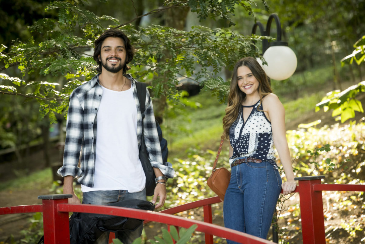 Rodrigo Simas e Juliana Paiva nos bastidores de Salve-se Quem Puder (João Miguel Junior/Divulgação)
