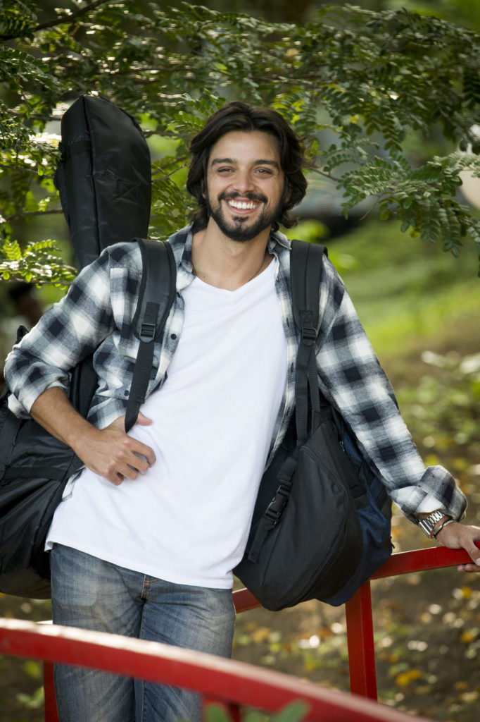 Rodrigo Simas nos bastidores de Salve-se Quem Puder (João Miguel Junior/Divulgação)