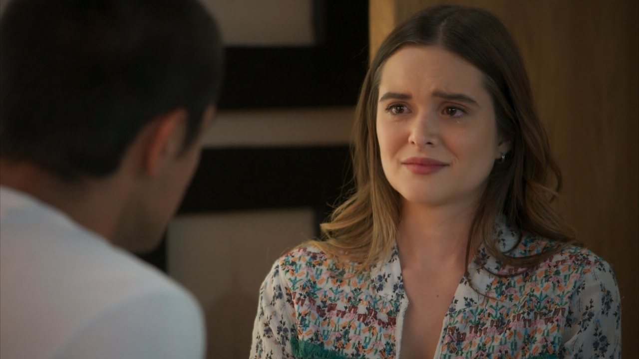 Teo (Felipe Simas) e Luna (Juliana Paiva) em Salve-se Quem Puder