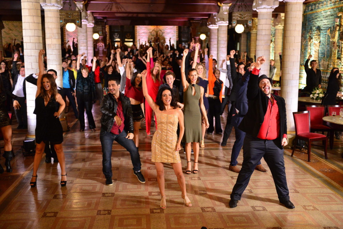 Artistas gravam chamada do 'Dança dos Famosos 2014' no Theatro Municipal (Divulgação)