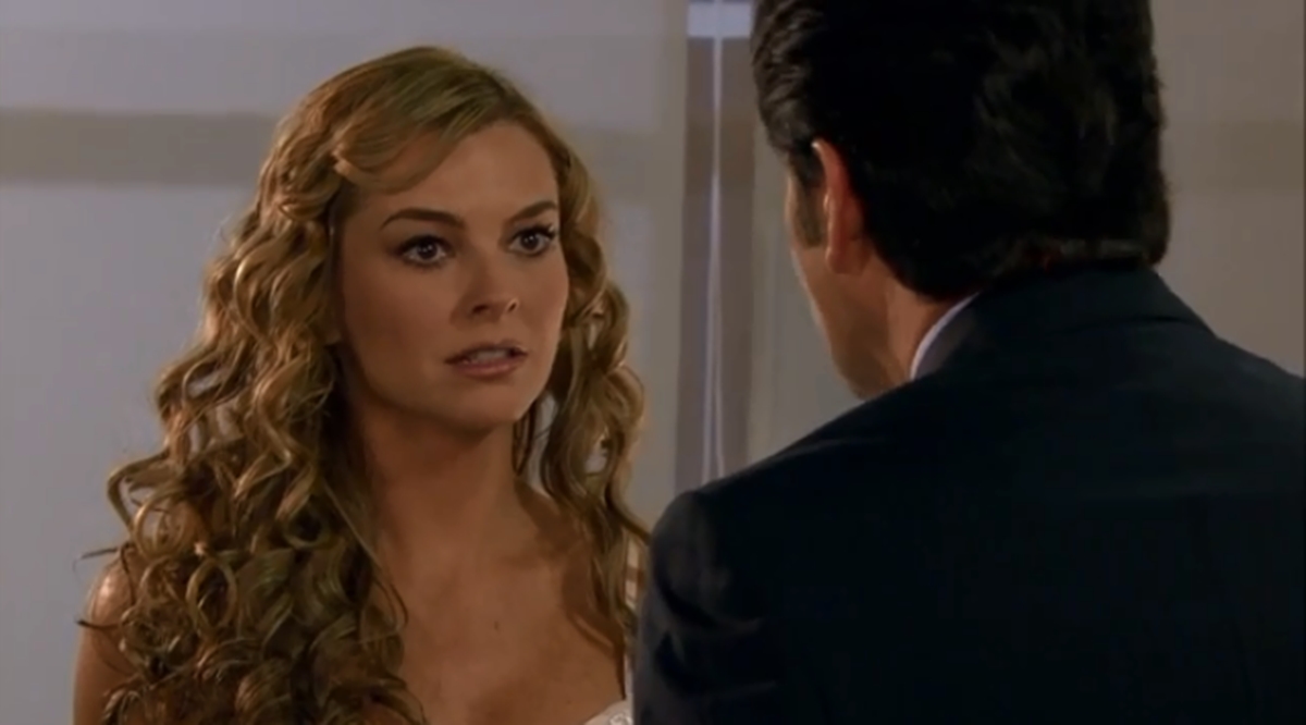 Marjorie de Sousa interpreta Kendra em Amores Verdadeiros (Reprodução: Televisa S.A.)