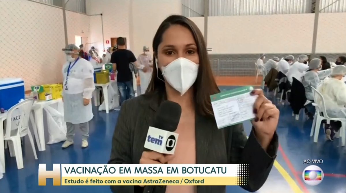 Repórter é imunizada e comemora no Jornal Hoje (Reprodução: Globo)