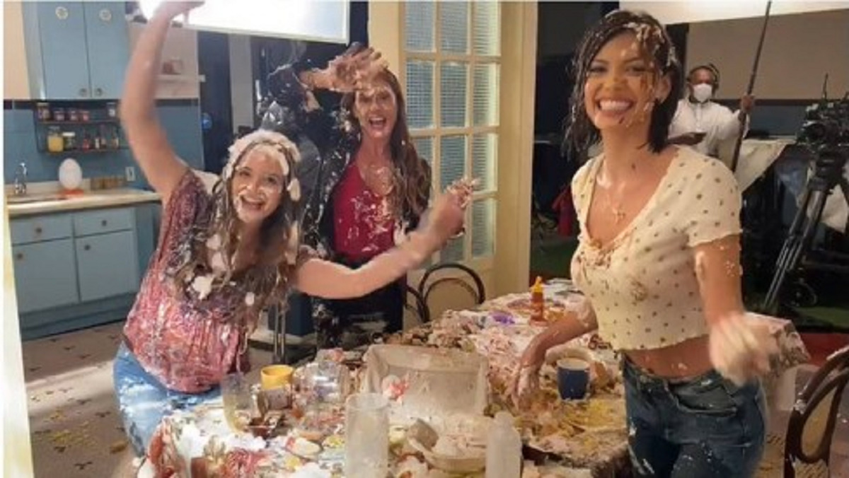 Alexia/Josimara ( Deborah Secco ), Luna/Fiona ( Juliana Paiva) e Kyra/Cleyde ( Vitória Strada)