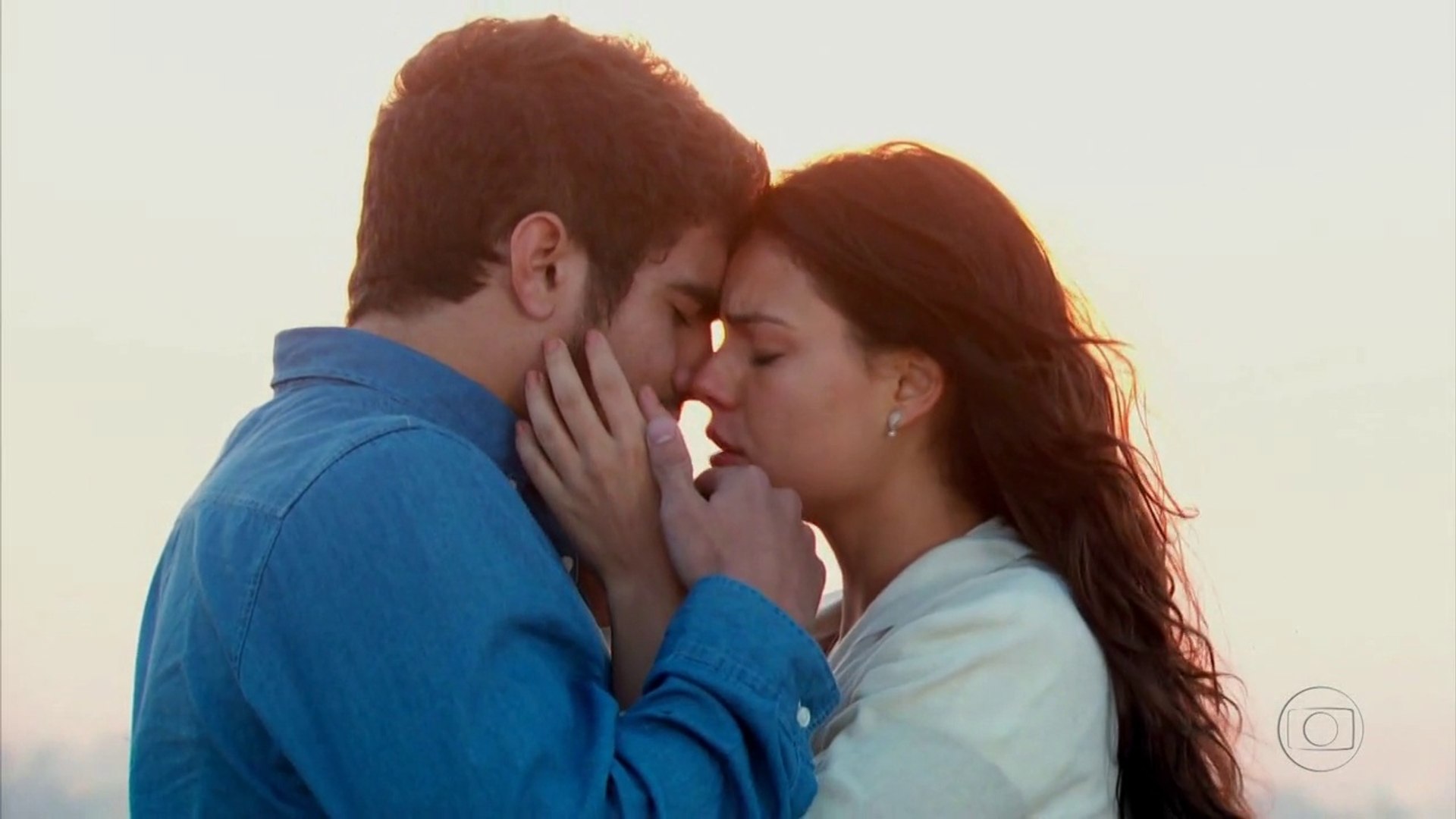 Caio Castro e Ísis Valverde como Edgar e Marcela em Ti-Ti-Ti (Reprodução / Dailymotion)