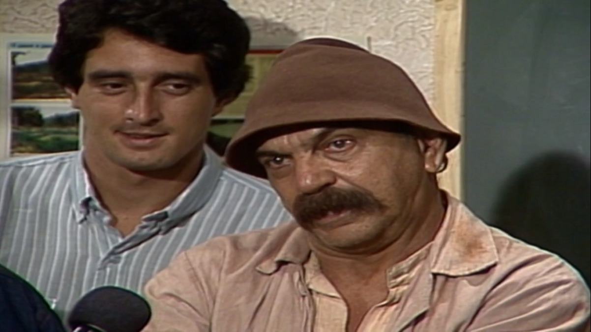 Régis (Eduardo Galvão) e Sassá Mutema (Lima Duarte) em O Salvador da Pátria