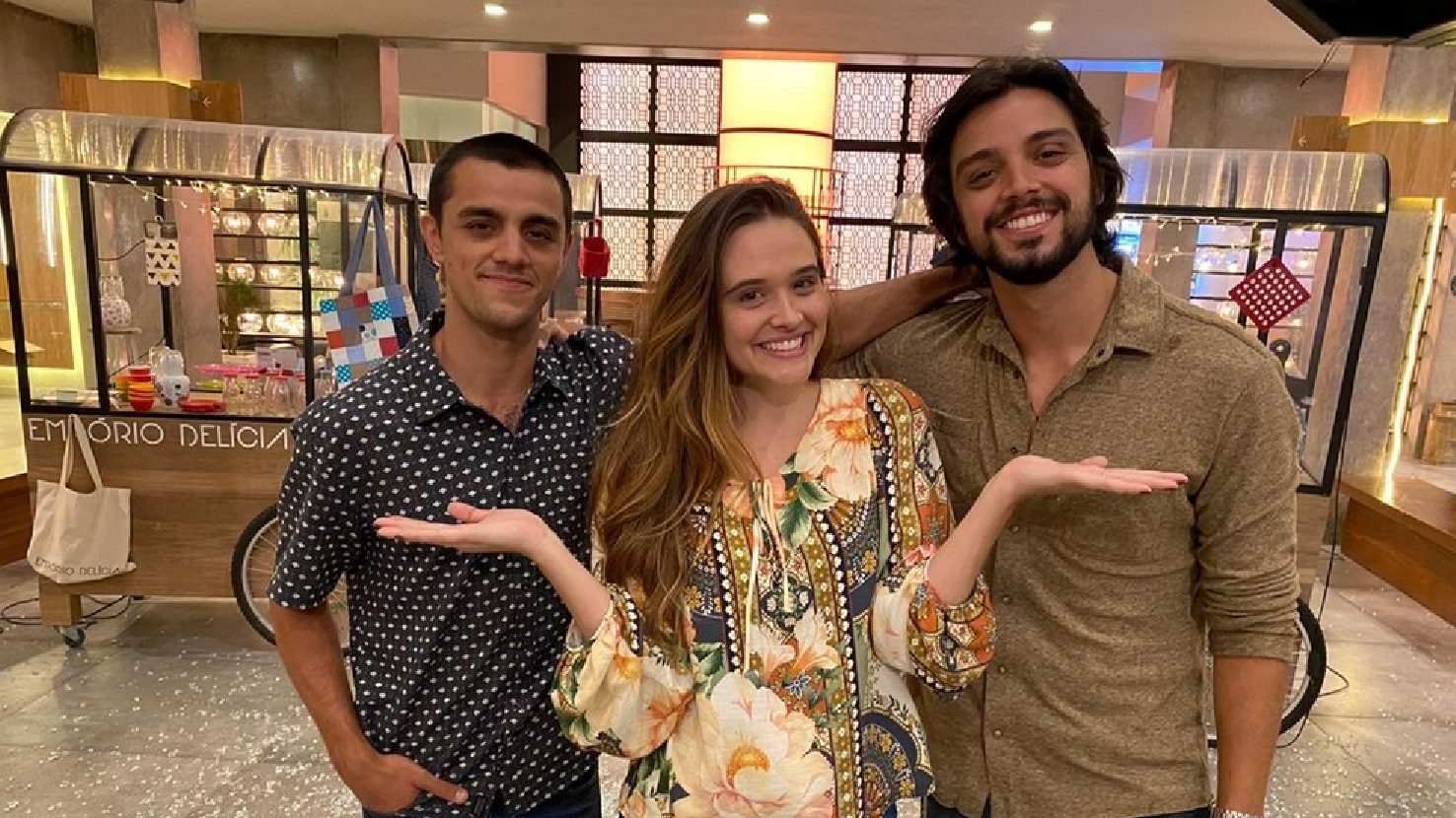 Felipe Simas, Juliana Paiva e Rodrigo Simas como Teo, Luna e Alejandro em Salve-se Quem Puder (Divulgação / Globo)