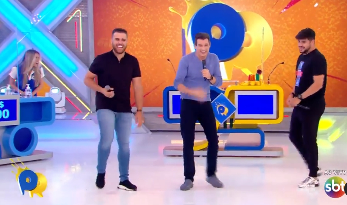 Zé Neto e Cristiano no palco do Domingo Legal com Celso Portiolli (Reprodução: SBT)