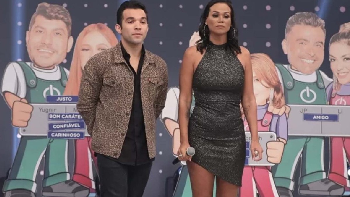Carol e JonJon do Power Couple no programa Hora do Faro