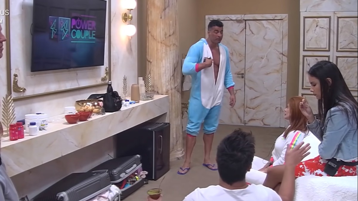 Casais conversam na casa do Power Couple