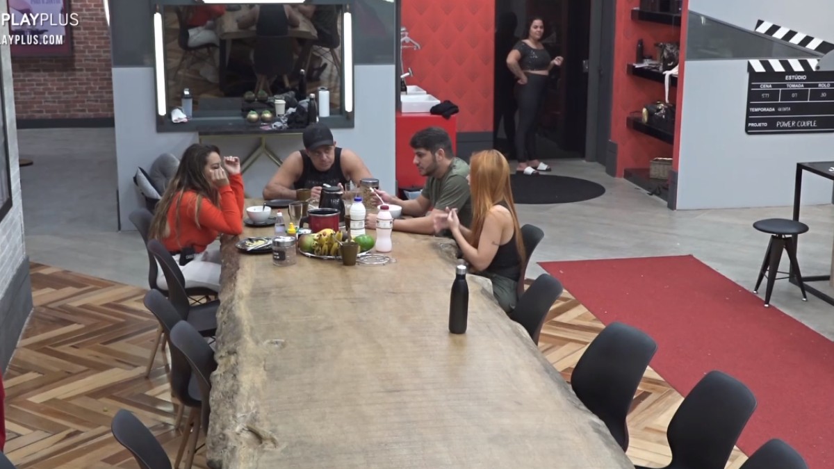 Casais conversam sobre Déborah e Bruno no Power Couple