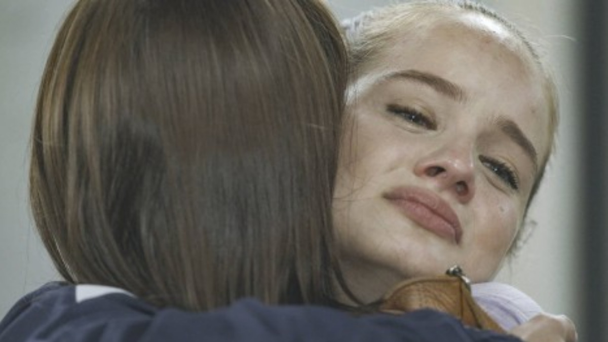 Bia (Valentina Bulc) e Kyra (Vitória Strada) em Salve-se Quem Puder (Reprodução/Globo)