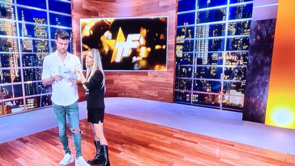 Flávia Viana e Marcelo Zangrandi no novo cenário do TV Fama (Reprodução)