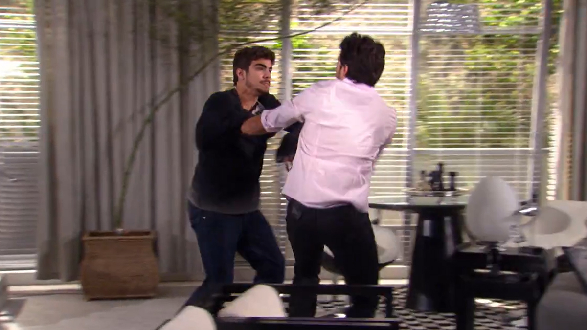 Edgar (Caio Castro) e Renato (Guilherme Winter) em Ti-ti-ti
