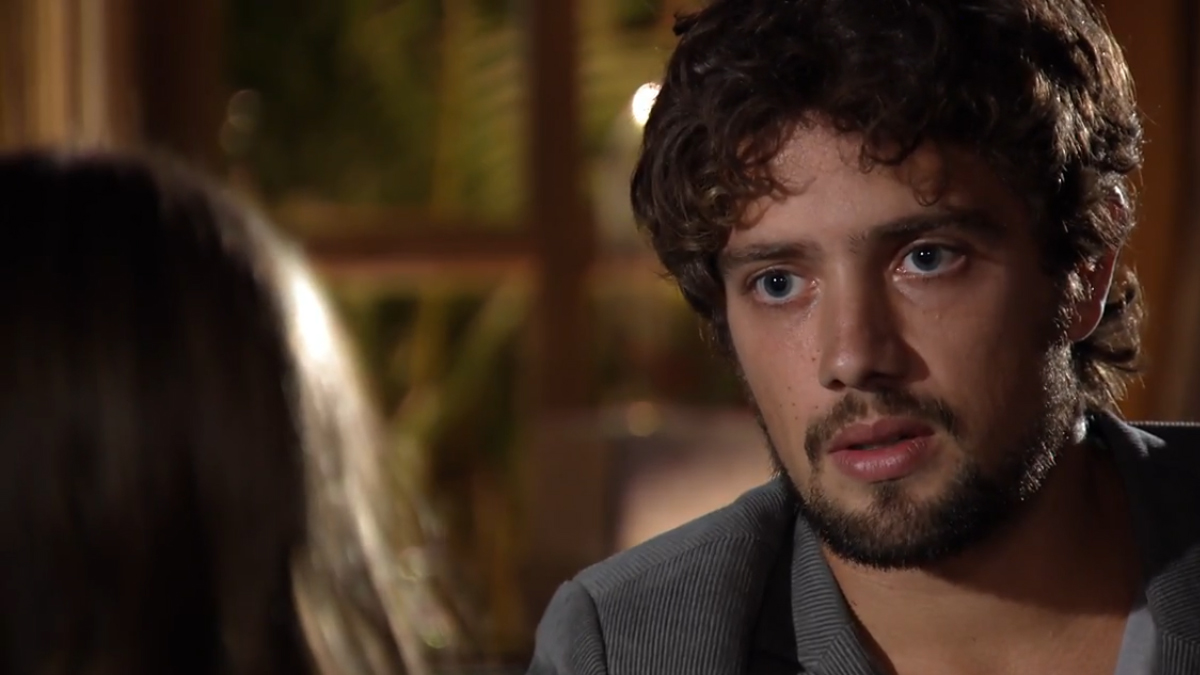 Julia (Jesuela Moro) e Rodrigo (Rafael Cardoso) em A Vida da Gente