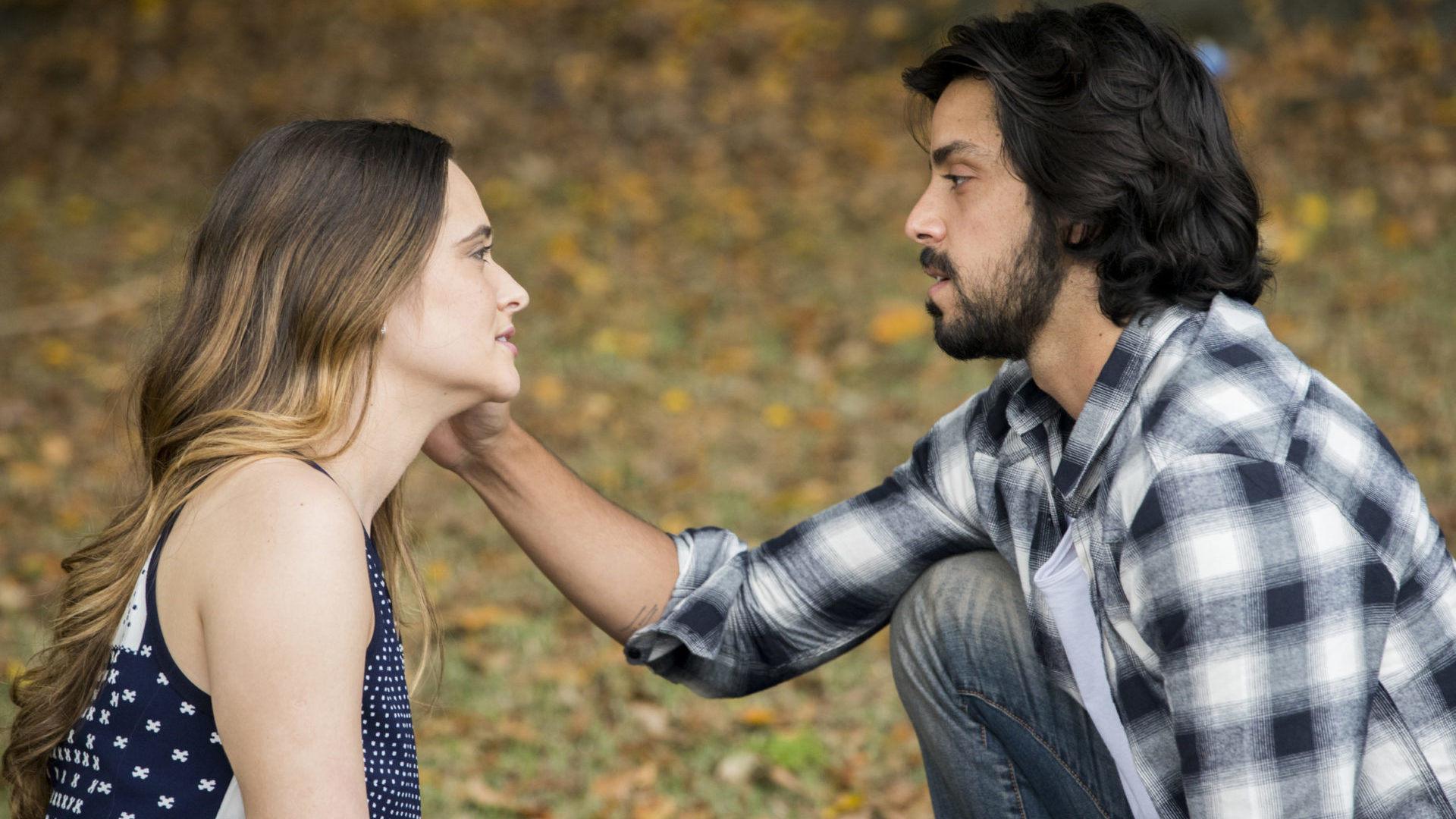 Luna (Juliana Paiva) e Alejandro (Rodrigo Simas) em Salve-se Quem Puder