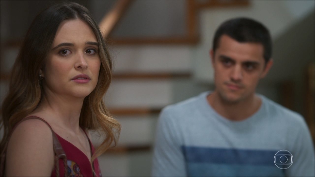Luna (Juliana Paiva) e Téo (Felipe Simas) em Salve-se Quem Puder