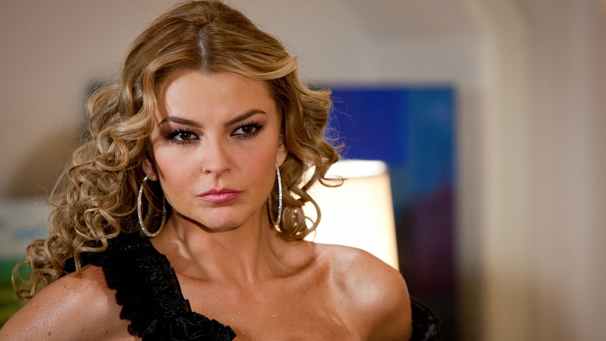 Marjorie de Sousa interpreta Kendra em Amores Verdadeiros (Reprodução: Televisa S.A.)