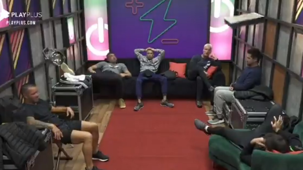 Momento em que cenário cai na cabeça de Thiago Bertoldo no Power Couple
