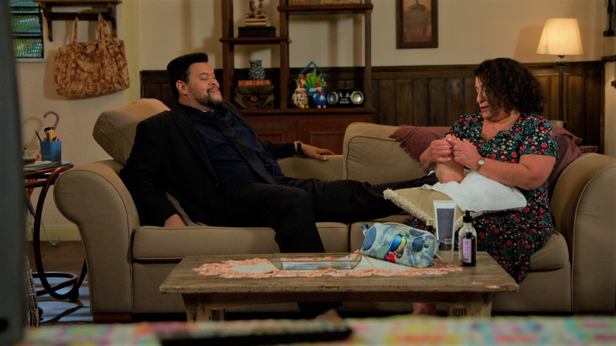Nanico (Babu Santana) e Ermelinda (Grace Gianoukas) em Salve-se Quem Puder