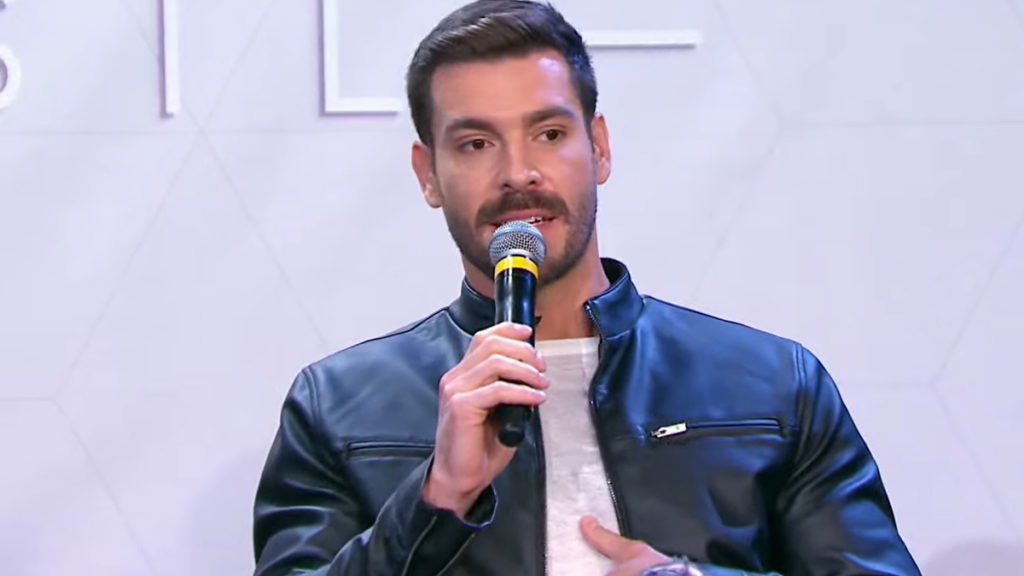 Renato Mendonça na coletiva do Te Devo Essa Brasil